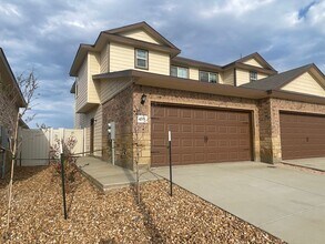 Building Photo - 3 Bedroom, 2.5 Bathroom, Two-story Duplex with a huge back yard in New Braunfels!