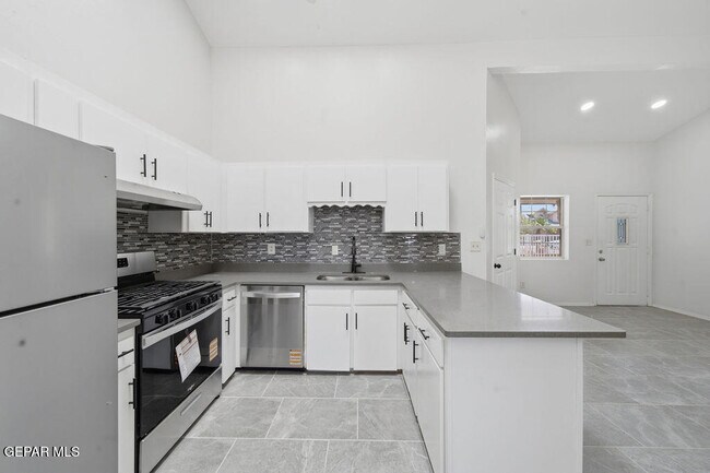 Building Photo - 821 Los Lagos Way