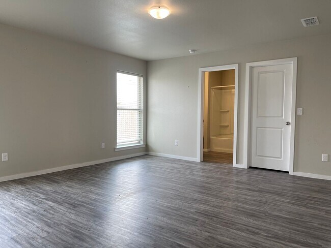 Building Photo - 3 bed 2 bath Available 9/10!