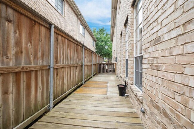 Building Photo - 2842 Briarhurst Park