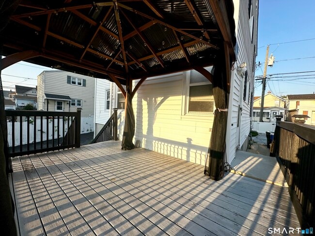 Building Photo - 339 Thompson St