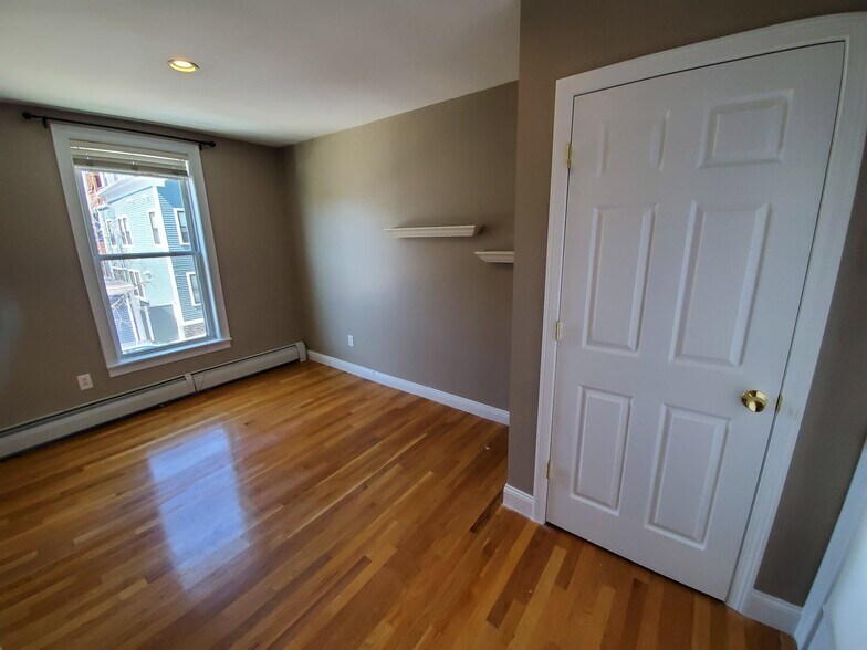 Building Photo - 544 E 8th St