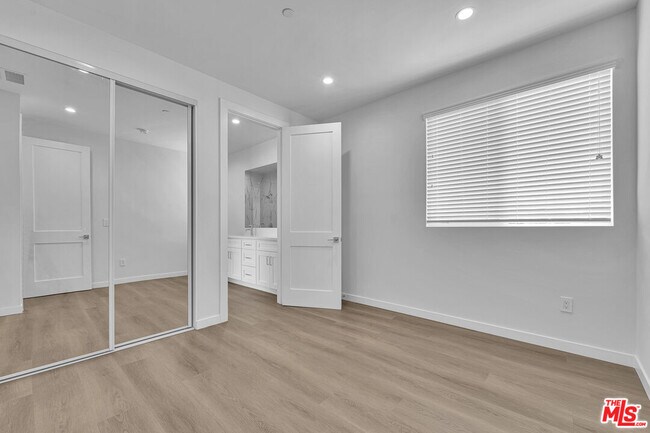 Building Photo - 8702 Silver Way