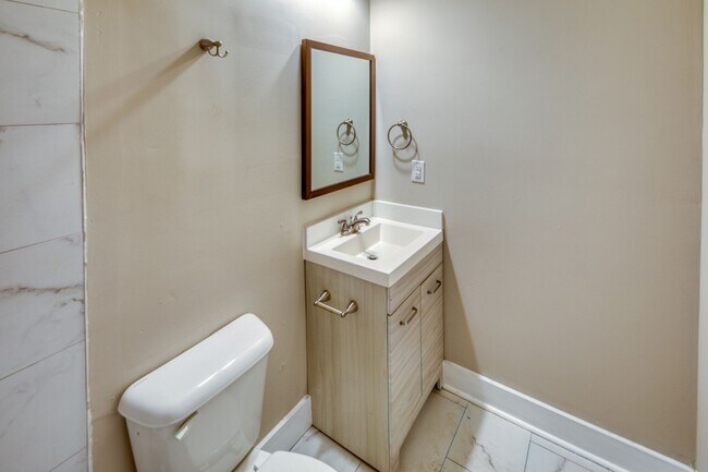 Building Photo - 2 Bed, 2 Bath Available Now!