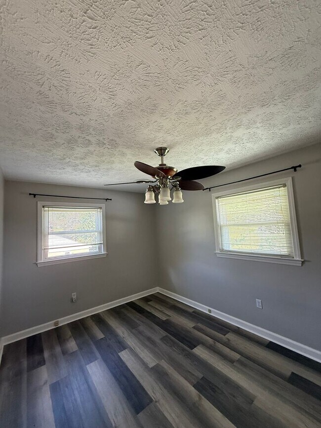 Building Photo - Spacious 4BR/2BA Tri-Level Home in Histori...