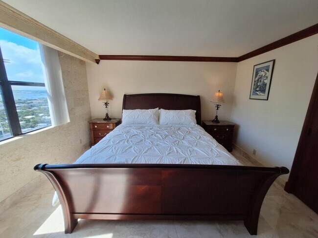 Building Photo - 3400 N Ocean Dr