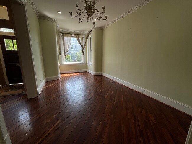 Building Photo - Private room in 3 bedroom Washington Apart...