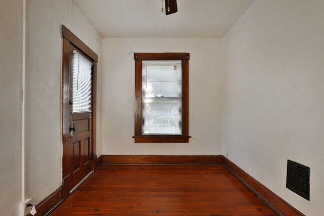 Building Photo - 4 Bedroom North Campus Newly Remodeled Hou...