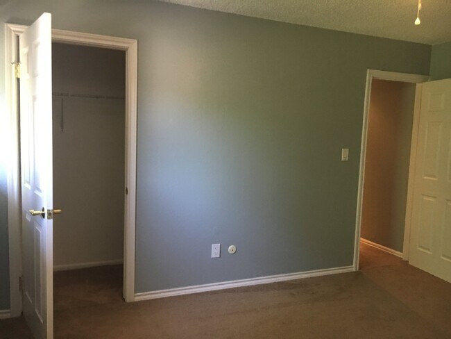 Building Photo - 2BR/1.5BA Remodeled Row Home in Westminster AVAIL 7/15