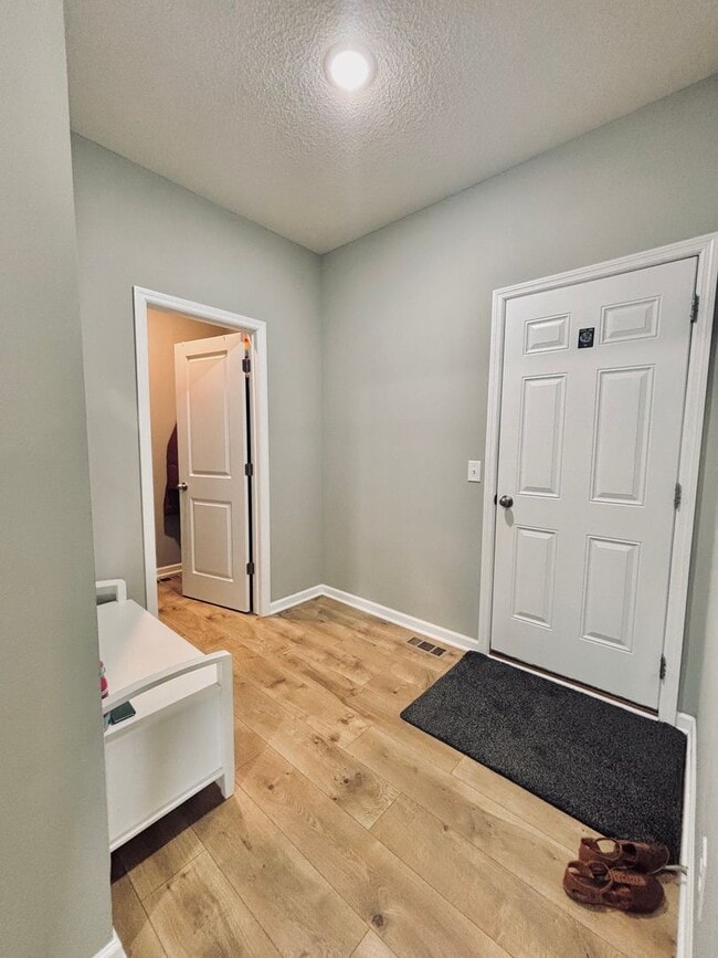 Building Photo - Stunning 5bed/3 1/2 bath Home in Shakopee!