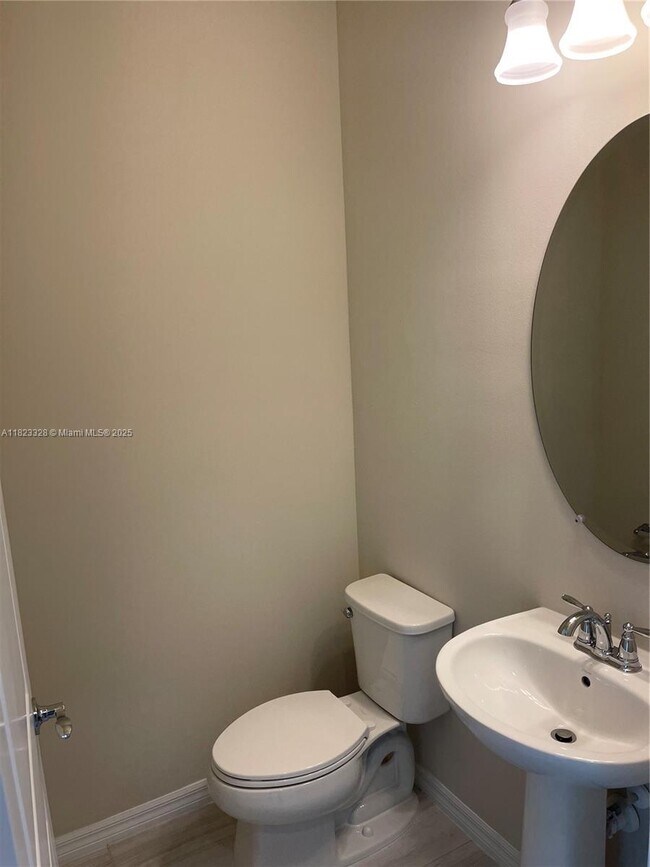 Building Photo - 2112 Appleton Cir S