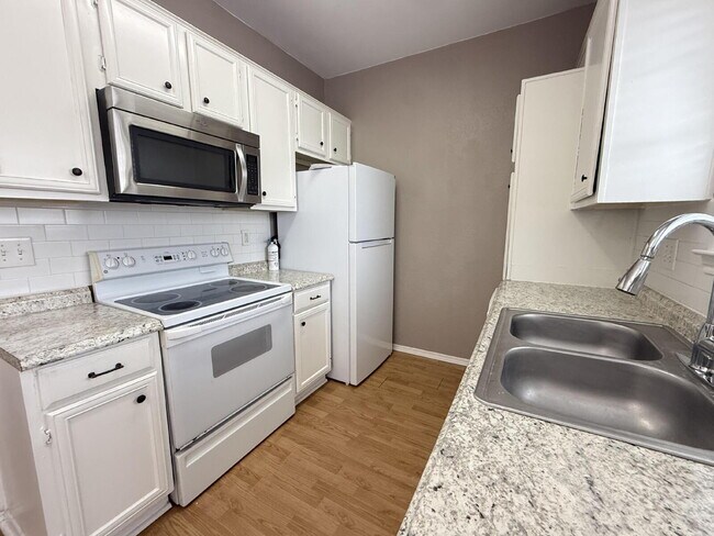 Building Photo - Spacious 2 Bed, 2.5 Bath Condo on Speight Ave with Private Porch & Community Pool