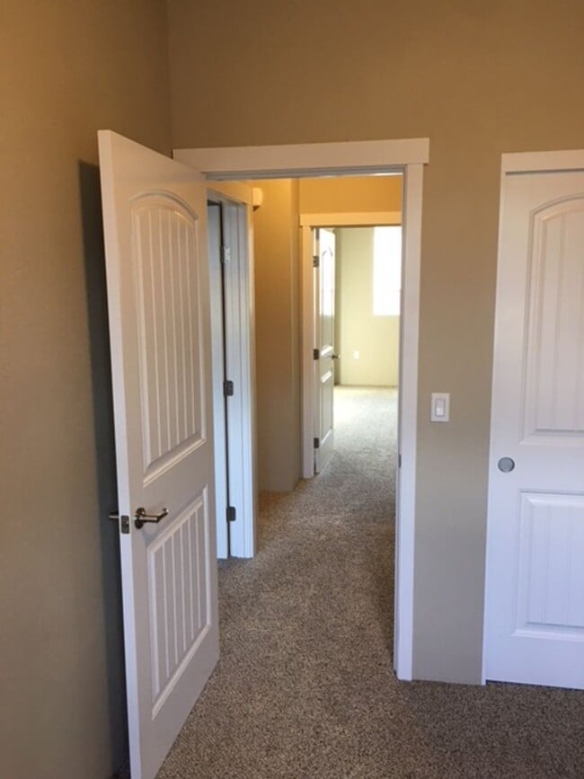 Building Photo - 3 LEVEL CONDO W/ UPGRADES, GARAGE/ FENCED ...