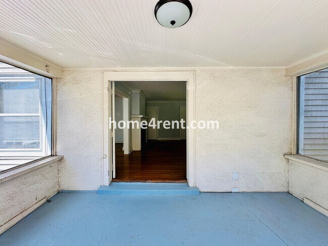 Building Photo - First Level Condo, Just Off the Plaza with Hardwood Floors and Lawn Care Provided!