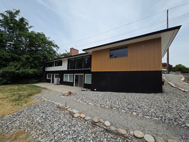 Building Photo - 4 Bed 2 Bath Golf Course Living