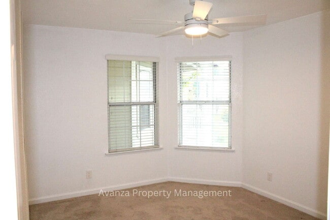 Building Photo - Home for Rent 5428 W. Saginaw Ave Fresno, CA 93722 Description 4 Bedroom/2 Bath Home in Fresno (D...