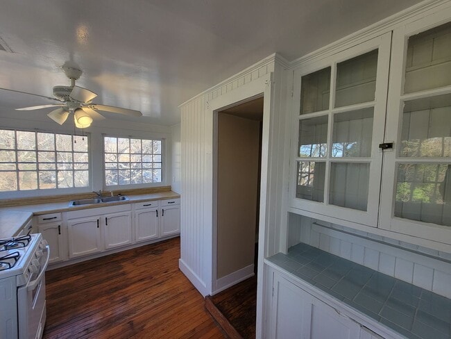 Building Photo - 320 S Mendenhall St