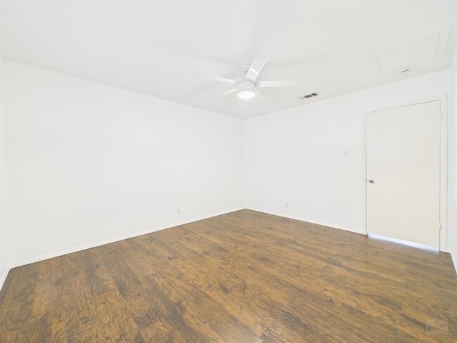 Building Photo - 1305 Hollow Creek Dr