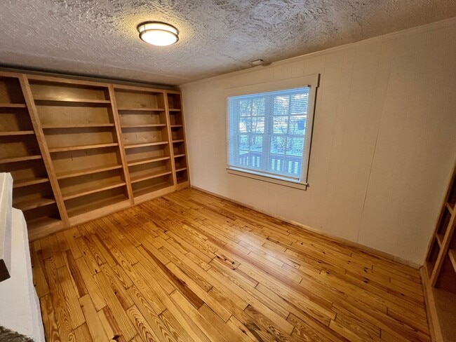 Building Photo - 3-Bedroom Home with Bonus Library/Office Near Local Attractions!