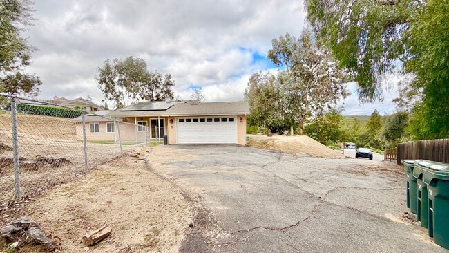 Building Photo - Nicely Updated Single-Story on quiet cul-de-sac Street just Minutes to Downtown Fallbrook!