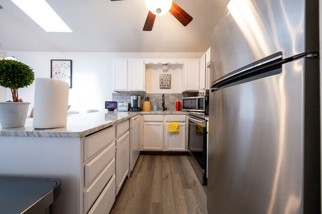Building Photo - 733 Parkside Dr