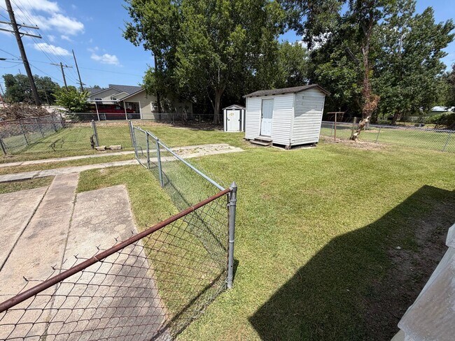 Building Photo - Charming 3 Bed, 1 Bath newly renovated home.