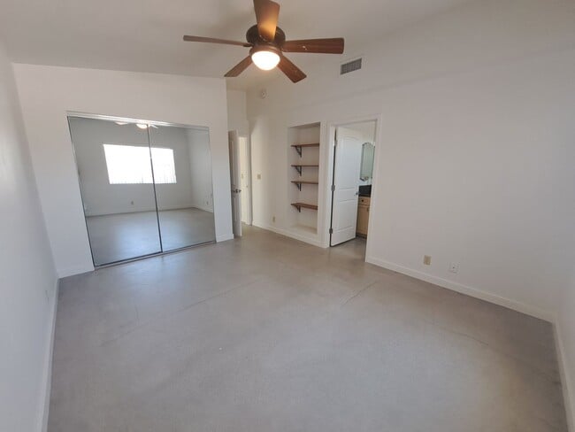 Building Photo - 4 bedroom!! Close to town, shopping and sc...