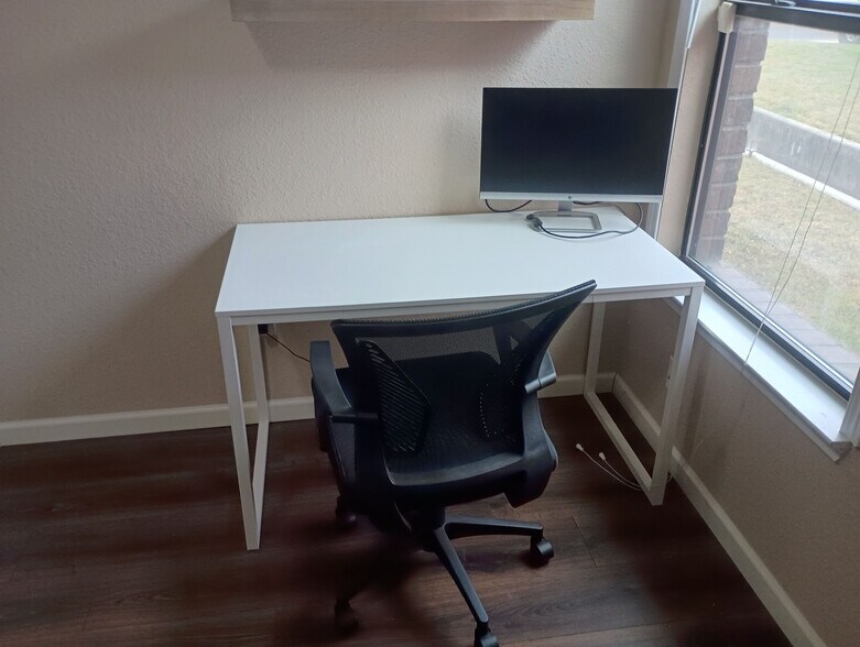 Building Photo - Room in House on Arabian King