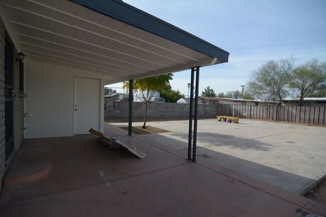 Building Photo - Charming 2 Bedroom 1 Bath Home! Great South Tucson Location!