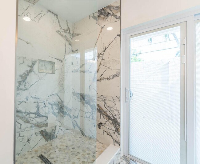 Building Photo - 5290 Pine Tree Dr