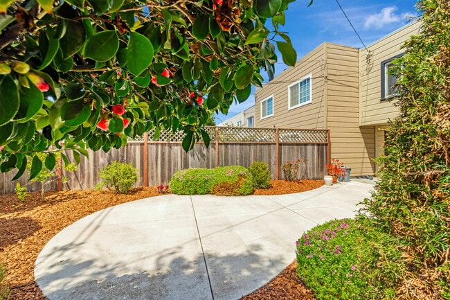 Building Photo - 91 Middlefield Dr