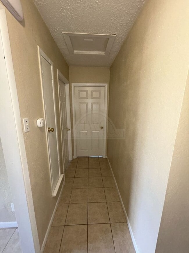 Building Photo - 908 Sutton Dr