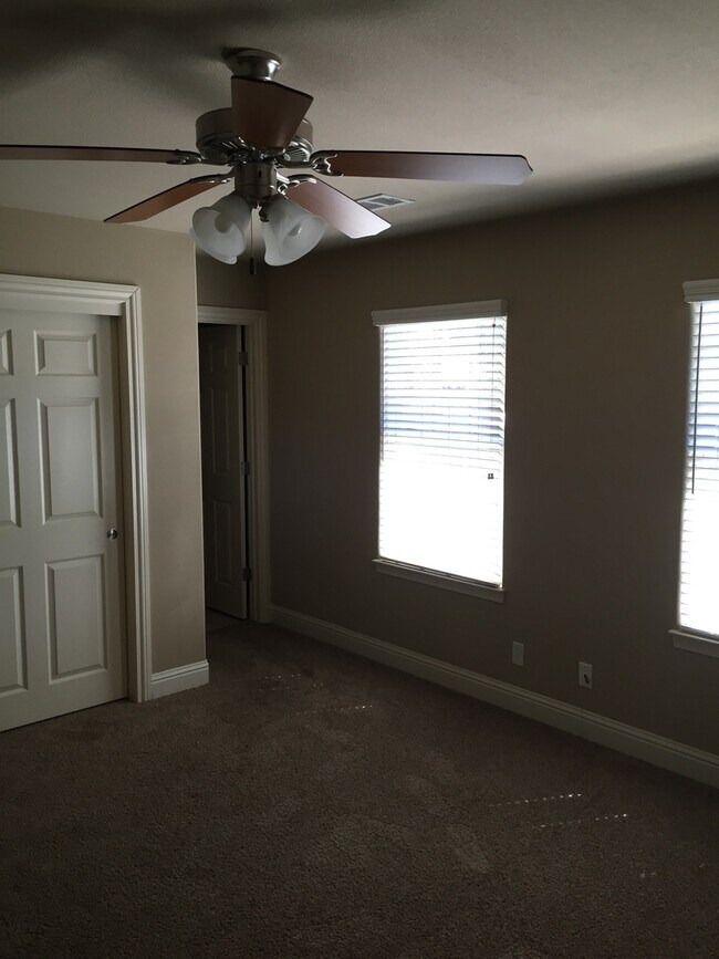 Building Photo - 3 Bedroom 2 Bath Home