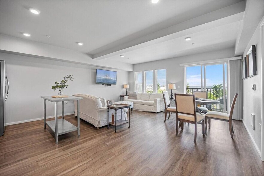 Building Photo - 624 E 32nd St