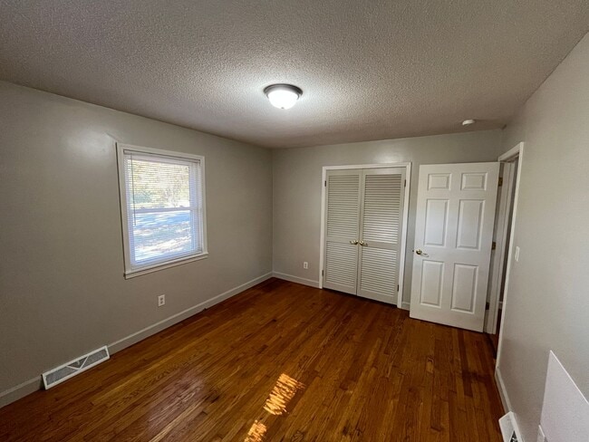 Building Photo - Charming 3-bedroom 1.5-bathroom brick home