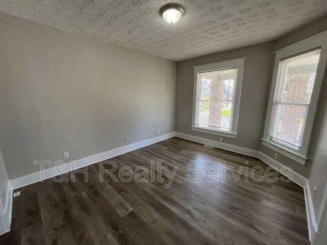 Building Photo - 512 E 33rd St