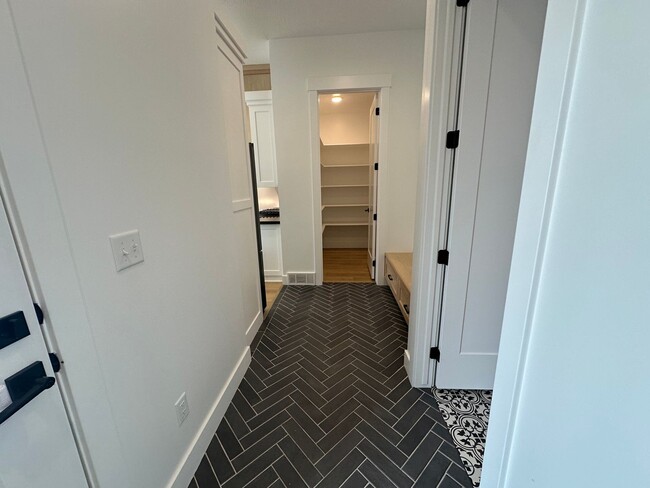 Building Photo - Gorgeous 5 Bed 3.5 Bath Home at Daybreak I...