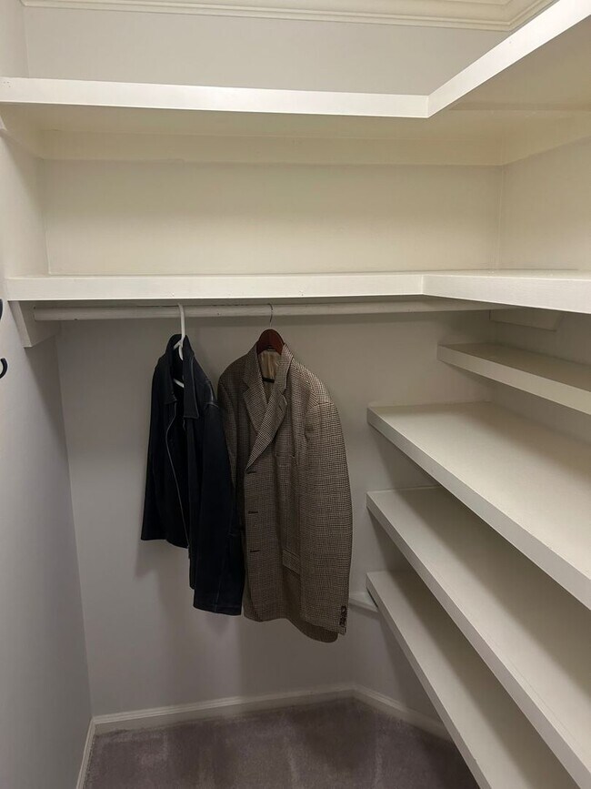 Building Photo - 5516 Lakeshore Dr