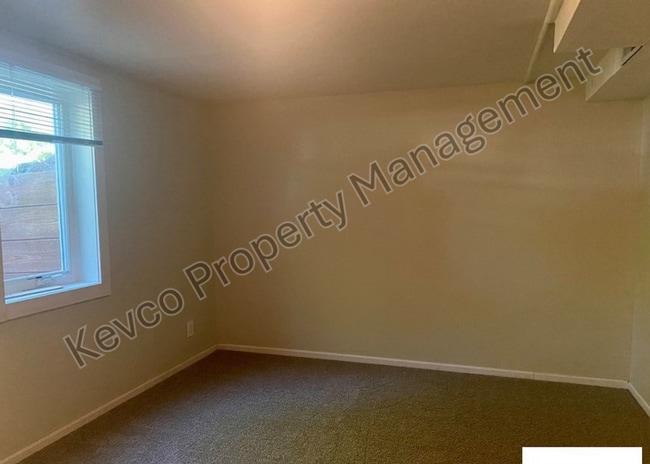 Building Photo - 1400 Hillcrest Dr