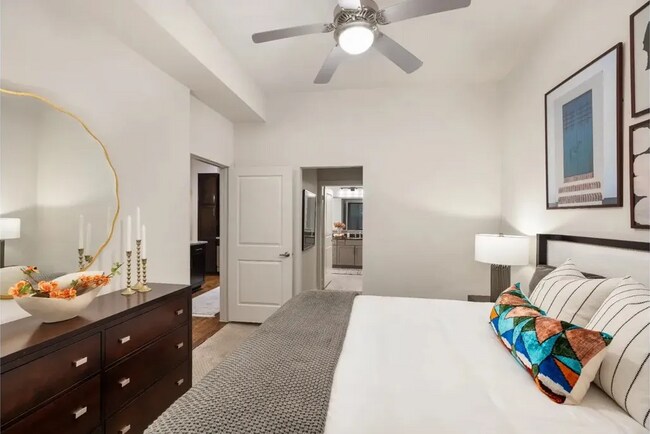 Building Photo - Upscale 1/1 Apt – Style, Comfort & Conveni...