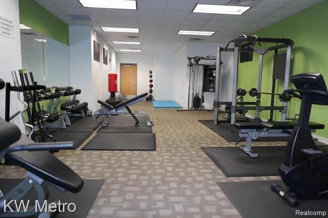 Building Photo - 350 N Main St