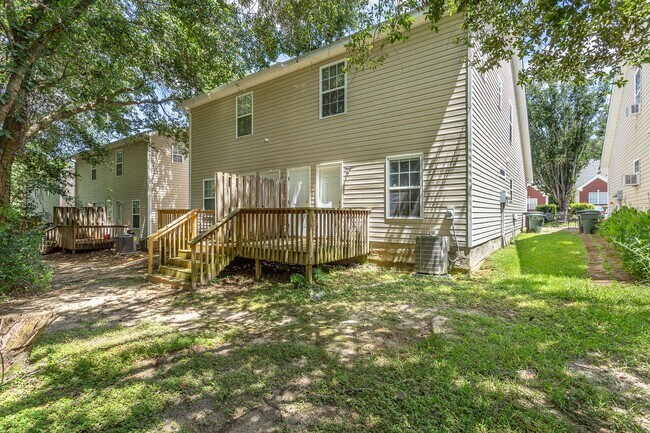 Building Photo - 3 Bedroom 3 Bath Townhouse