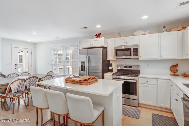 Building Photo - 19 Cummins St