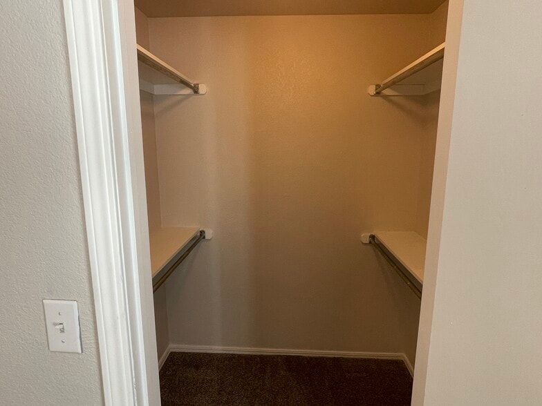 Building Photo - 1901 E Lindsey St