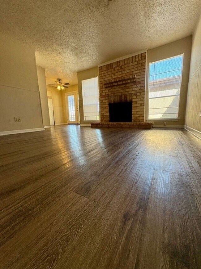 Building Photo - G 100-102 Gruver Circle