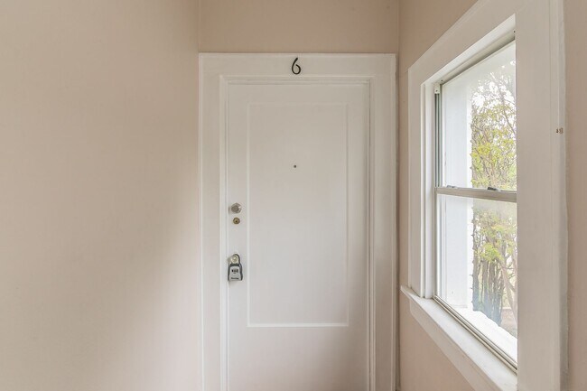 Building Photo - GREAT MONTICELLO 1 Bedroom, 1 Bathroom!!!