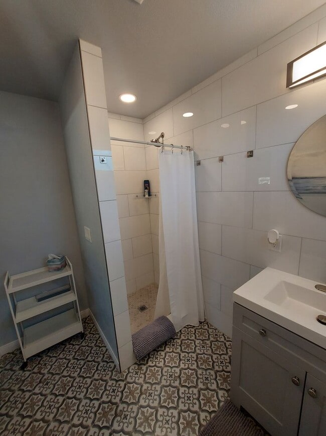 Building Photo - Adorable Studio ~ All utilities included!!