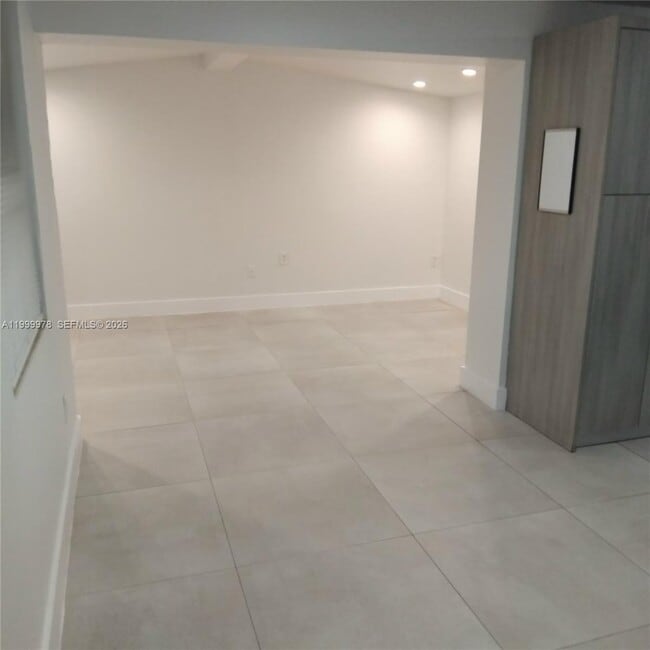 Building Photo - 1565 NE 48th St