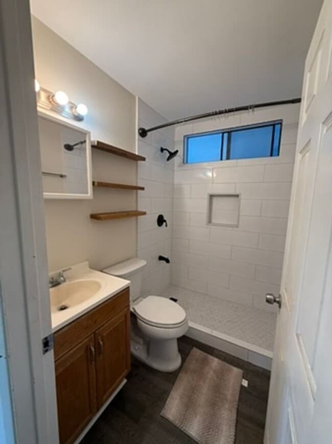 Building Photo - Unfurnished Pet Friendly 2 bed/1 bath - Wa...