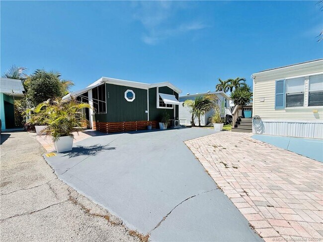 Building Photo - 10851 S Ocean Dr